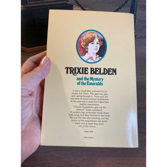 Vintage 70s Set of 5 Paperback Trixie Belden Mysteries #6, #7, #9, #14, and #25 - Picture 9 of 13